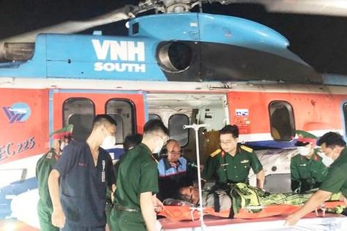 Vượt mưa giông, trực thăng đưa ngư dân từ đảo Sinh Tồn vào đất liền điều trị