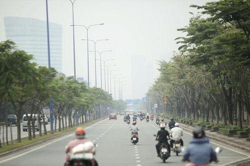 Tòa nhà cao nhất Việt Nam mờ ảo trong bụi mù vì ô nhiễm không khí