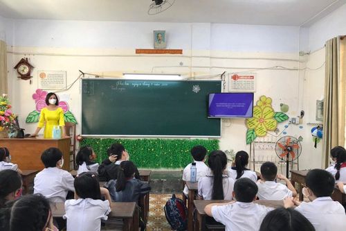 Đà Nẵng vẫn còn bàn ghế học sinh được thiết kế từ thời bao cấp
