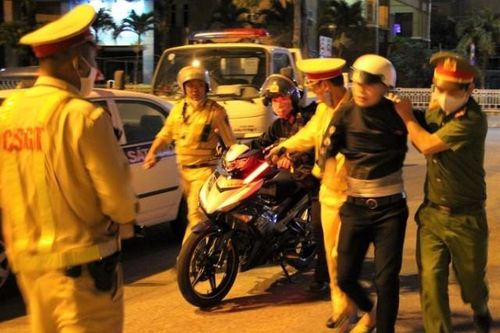 Bắt giữ 2 đối tượng tông xe khiến 1 cảnh sát bị thương