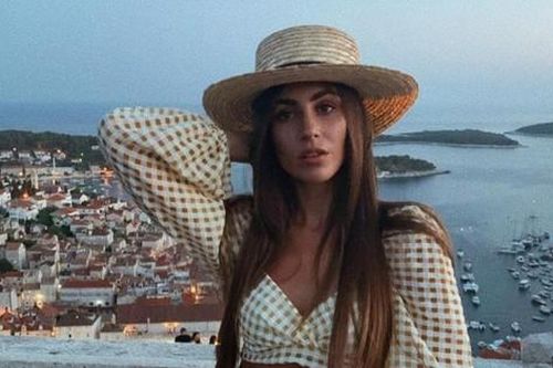Vợ quyến rũ của 'nam thần gác đền' tuyển Croatia Livakovic