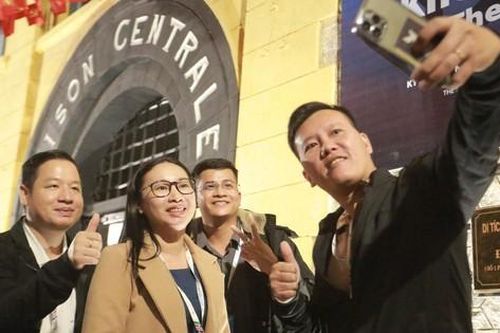 Đại biểu dự Đại hội Đoàn toàn quốc XII tham quan Di tích lịch sử Nhà tù Hỏa Lò