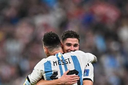 Lionel Messi chơi cực đẹp, nhường giải thưởng cho đàn em