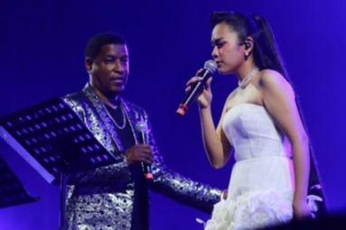 O Sen Ngọc Mai gây tranh luận khi hát tiếng Anh