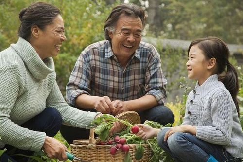 Về già có 3 điều 'sống để bụng chết mang theo', không nên nói với con cái