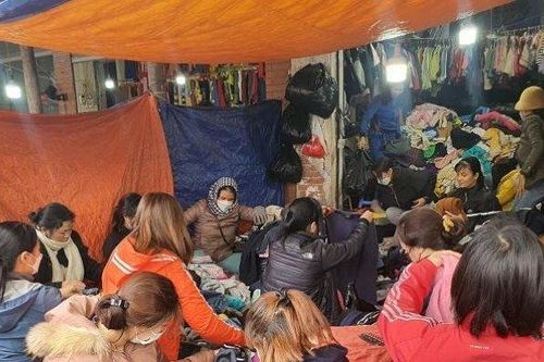 Chị em đổ xô đi lùng quần áo chống rét, chợ 'SIDA' Hà Nội đông như trảy hội