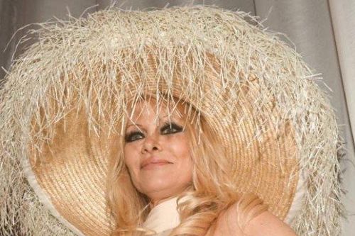 Pamela Anderson tái tạo phong cách kinh điển tại show của Jacquemus
