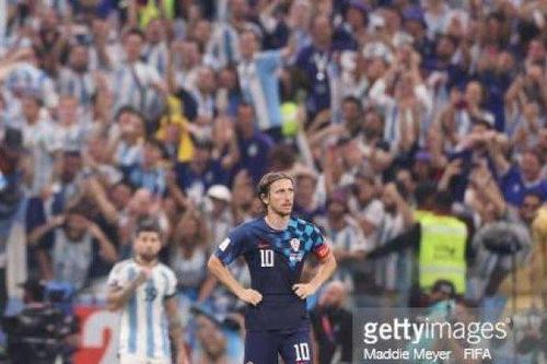 Bán kết World Cup: Hành động đặc biệt của CĐV Argentina khi Modric rời sân trong bất lực