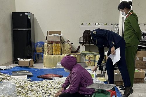 Hà Nội: Phát hiện cơ sở sản xuất bánh gạo giả mạo nhãn hiệu của Nhật Bản