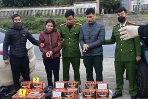 Kiểm tra xe ôtô của đôi nam nữ, lộ ra 72 hộp pháo lậu