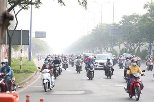 Sáng sớm ở TPHCM trời se lạnh, mây mù bao phủ, người dân mặc ấm ra đường