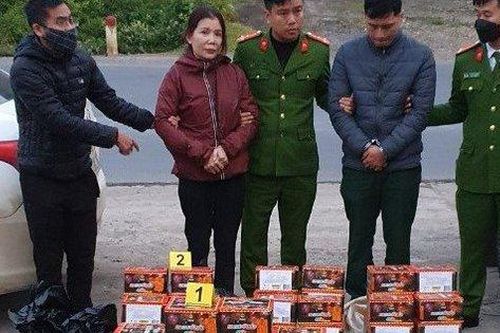 Bắt quả tang đôi nam nữ vận chuyển hàng chục hộp nghi pháo hoa nổ