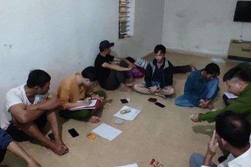 Bắt quả tang 6 đối tượng đang sát phạt nhau trên chiếu bạc