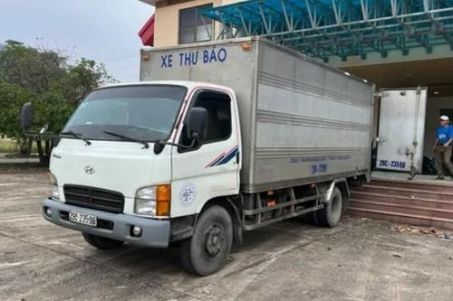 Giả xe thư báo vận chuyển hơn 2.000 chai rượu ngoại lậu