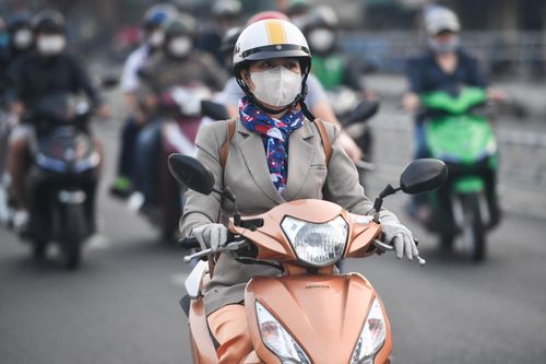 Người dân TP.HCM trong tiết trời 21 độ C