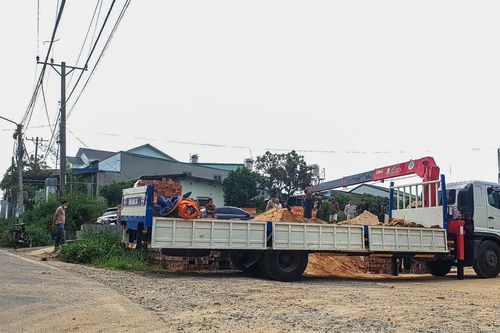 Xe cẩu vướng dây điện, chủ cửa hàng vật liệu bị giật tử vong