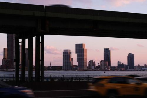 Những khối hộp xếp chồng lên nhau ven bờ sông ở New York