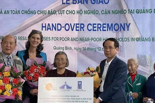 Bàn giao thêm 73 căn nhà chống chịu bão, lụt cho hộ nghèo Quảng Bình