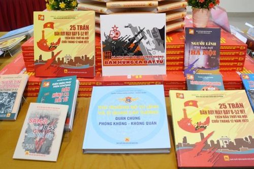 Giới thiệu bộ sách kỷ niệm 50 năm chiến thắng 'Hà Nội - Điện Biên Phủ trên không'