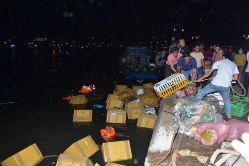 Lật tàu chở hàng tại Cảng Phan Thiết
