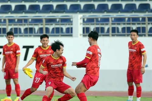 Giá vé xem tuyển Việt Nam - Lào ở AFF Cup rẻ bất ngờ