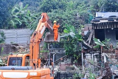 Tháo dỡ loạt công trình tại 'điểm nóng' lấn chiếm, xây dựng không phép dọc Quốc lộ 1D Quy Nhơn