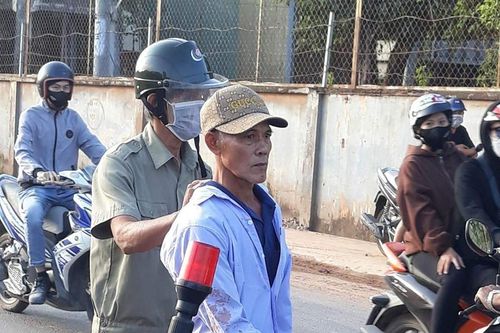 Phục sẵn ở cổng công ty, người đàn ông nghi đâm chết tình địch