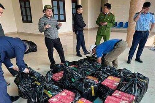Phát hiện hơn 2.000 chai rượu nhập lậu trên ô tô tải giả 'xe chở thư báo'