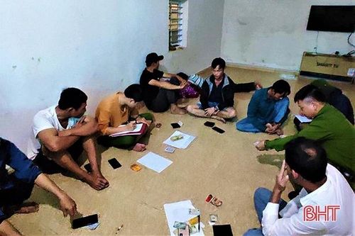 Đánh bài ăn tiền, 6 'bác thằng bần' ở Hương Khê bị khởi tố