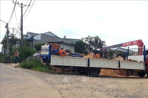 Xe cẩu vướng dây điện trung thế, chủ cửa hàng vật liệu bị điện giật tử vong