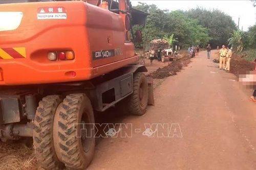 Xe máy va chạm xe múc đất làm hai thanh niên thương vong