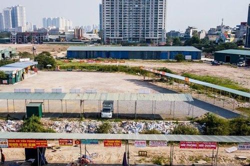 Những bãi giữ xe trái phép tại cổng bệnh viện K Tân Triều