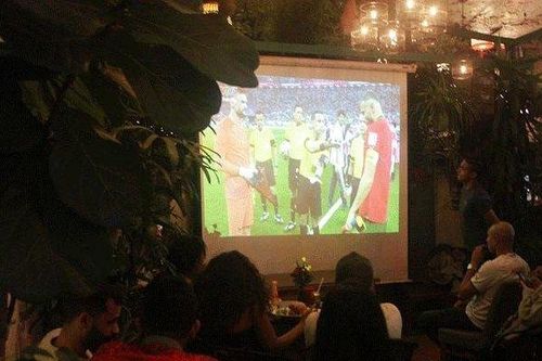Morocco dừng bước trong trận cầu lịch sử, CĐV nước ngoài ở Việt Nam ôm nhau khóc