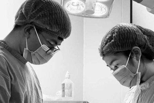 Hi hữu: Hai anh em sinh đôi, lớn lên cùng mọc hàng trăm khối u trên cơ thể
