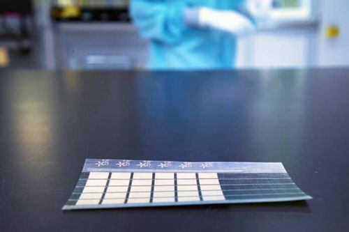 Các nhà nghiên cứu MIT chế tạo thành công pin mặt trời linh hoạt, mỏng như giấy