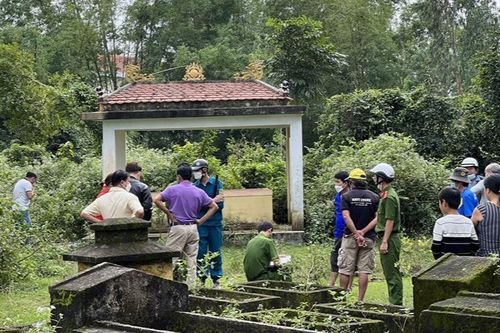 Đi hái nấm, người dân kinh hãi phát hiện điều này cạnh nghĩa địa