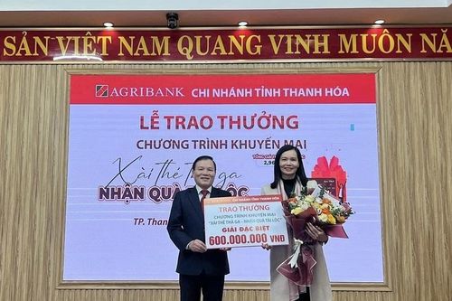 Khách hàng của Agriank Thanh Hóa trúng giải đặc biệt chương trình 'Xài thẻ thả ga, nhận quà tài lộc'