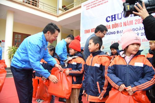 Tuổi trẻ TKV: Ấm áp chương trình thiện nguyện dịp cuối năm