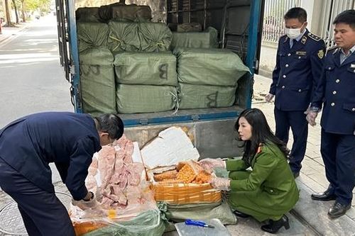 Tạm giữ gần 2 tấn nầm lợn và tràng trứng gà không rõ xuất xứ