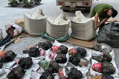 Chở hàng loạt thiết bị ô tô, mô tô để lấy tiền công