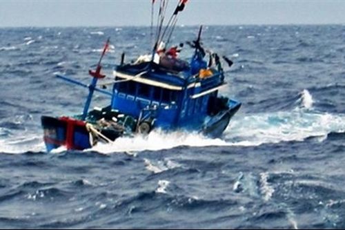 Chìm tàu cá ở cửa Đà Diễn, 6 ngư dân rơi xuống biển bơi vào bờ thoát nạn