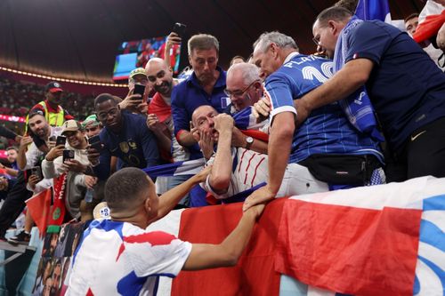 Mbappe sút trúng mặt cổ động viên, chạy vội đến xin lỗi