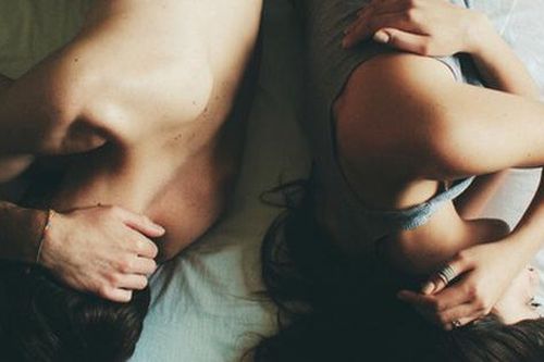 Bí mật kinh khủng đằng sau người vợ lãnh cảm chuyện gối chăn, 13 năm lấy nhau số lần cho chồng 'ân ái' đếm trên đầu ngón tay
