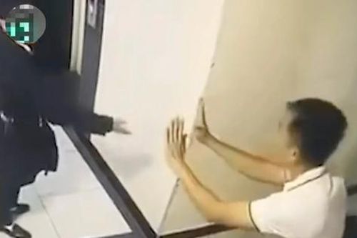 Xác minh thông tin thanh niên đánh bé trai 9 tuổi trong chung cư ở Hà Nội