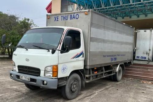 Hơn 2.000 chai rượu ngoại lậu trên xe tải có dòng chữ 'xe thư báo'