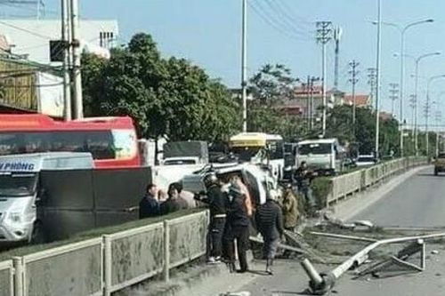 Xe tải húc tung dải phân cách trên Quốc lộ 18