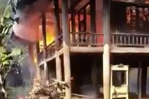 Cháy nhà sàn vì đốt lửa sưởi ấm cho trâu bò