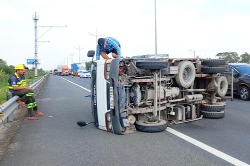 Xe tải lật chắn ngang cao tốc TP.HCM - Trung Lương