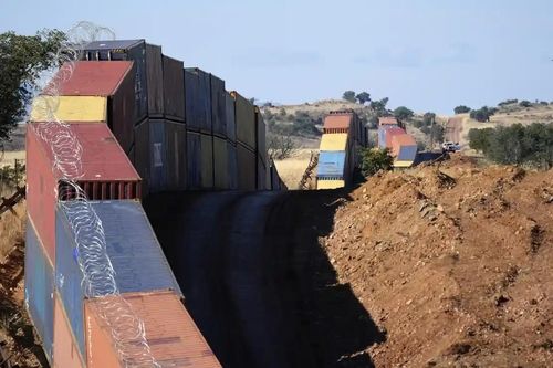Chính phủ Mỹ kiện thống đốc Arizona vì 'bức tường' container