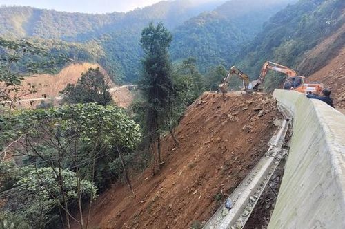Hà Tĩnh: Khắc phục, xử lý sạt lở đường lên Cửa khẩu Cầu Treo